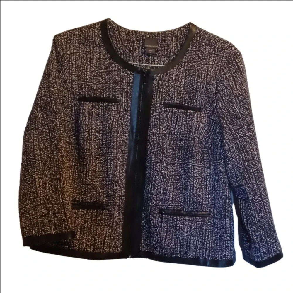 COVINGTON, WOMENS BUISNESS JACKET, BLACK AND WHITE.  SEE MEASUREMENTS.